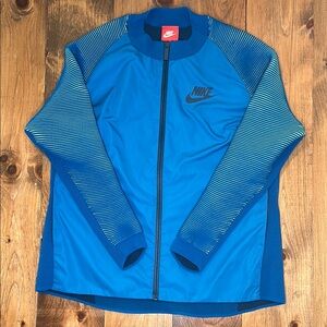 Nike Women’s Sportswear Dynamic Reveal Jacket